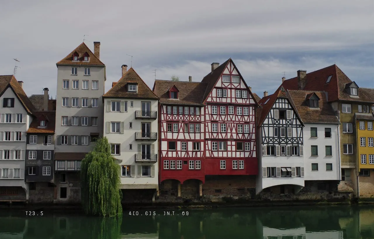 Les quais de la Nive et leurs maisons basques à colombages à Bayonne